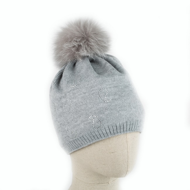 Bonnet BATURA en laine gris clair pompon fourrure naturelle renard gris tricot gris grey strass goutte qualité intérieur polaire taille unique grossiste importateur vente en gros dt collection