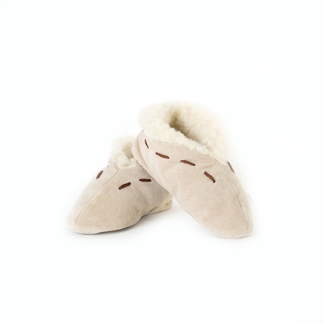 Chaussons pantoufles peau cuir vachette beige intérieur fourrure fourré laine écru beige cuir souple léger savate mules chaude semelle ballerine enfant moka grossiste importateur vente en gros