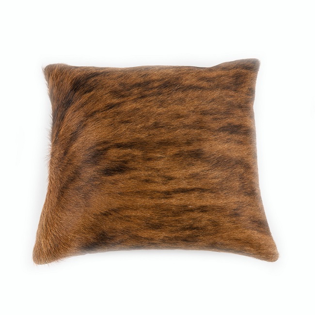 Housse de coussin en pleine peau de vache exotique marron naturel simple face cuir décoration canapé chambre salon direct tannerie dt collection grossiste importateur vente en gros vaucluse 1